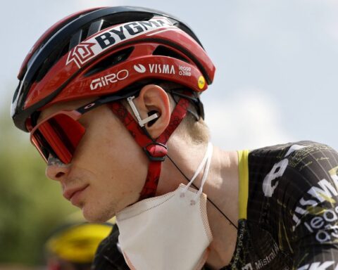 Jonas Vingegaard abandonne le Tour de France après une chute, agité par un contrôle antidopage nocturne