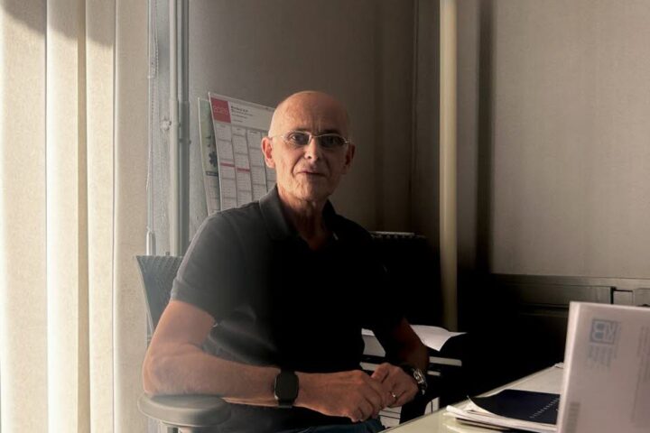 Jura : le Dr Thierry Devred, généraliste de jour et urgentiste de nuit, continue d'exercer à 66 ans