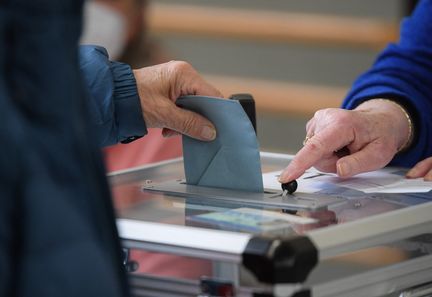 La droite et l'extrême droite critiquent les dates des élections présidentielles pour favoriser le RN