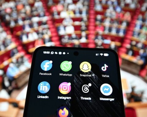 La France adopte une loi interdisant l'accès aux réseaux sociaux pour les moins de 15 ans