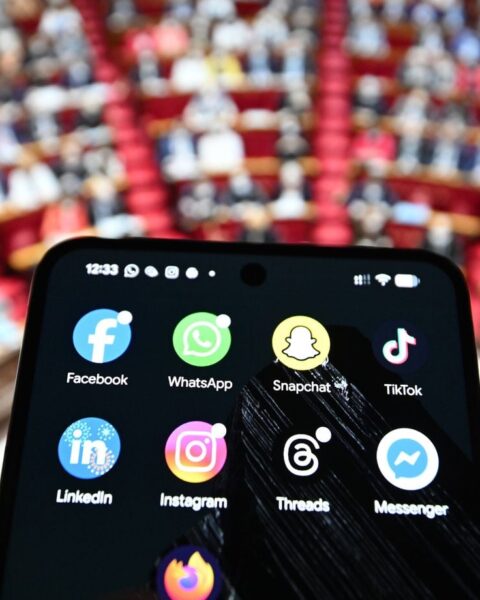 La France adopte une loi interdisant l'accès aux réseaux sociaux pour les moins de 15 ans