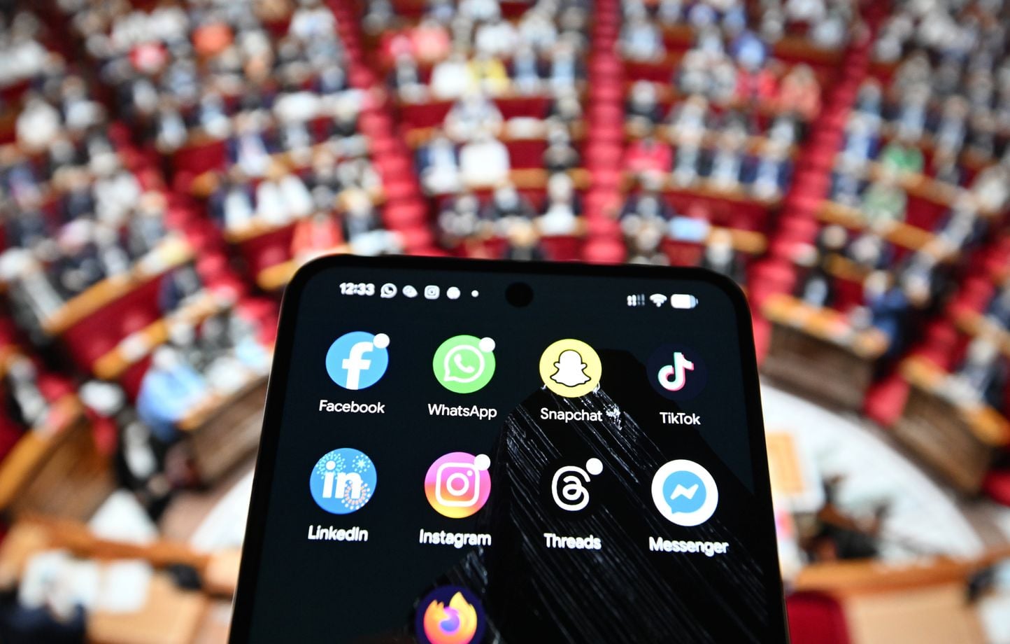 La France adopte une loi interdisant l'accès aux réseaux sociaux pour les moins de 15 ans