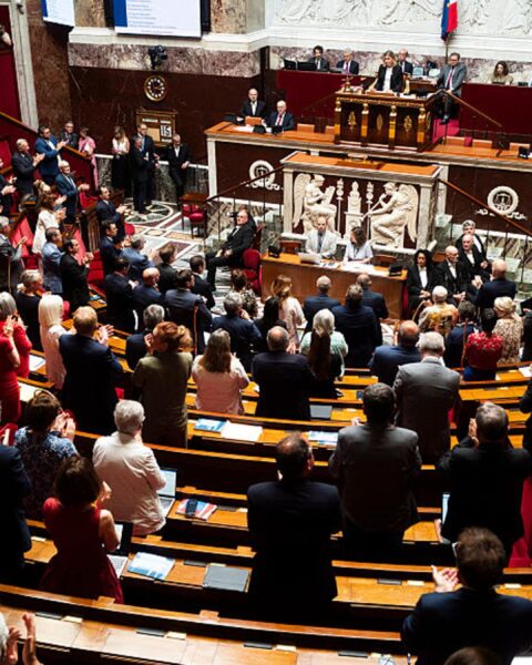 La France approuve une loi historique autorisant l'aide à mourir : quels pays l'ont déjà légalisée ?