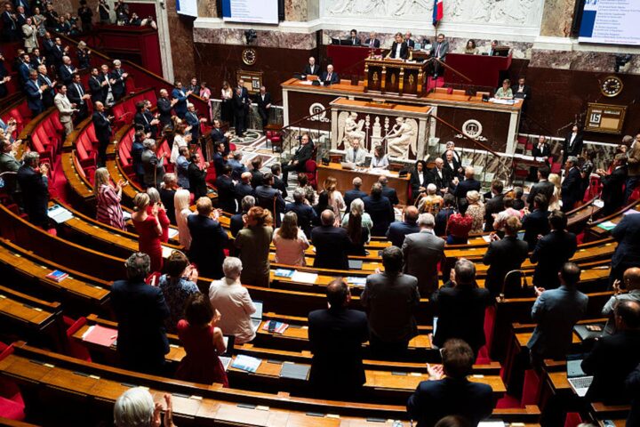 La France approuve une loi historique autorisant l'aide à mourir : quels pays l'ont déjà légalisée ?