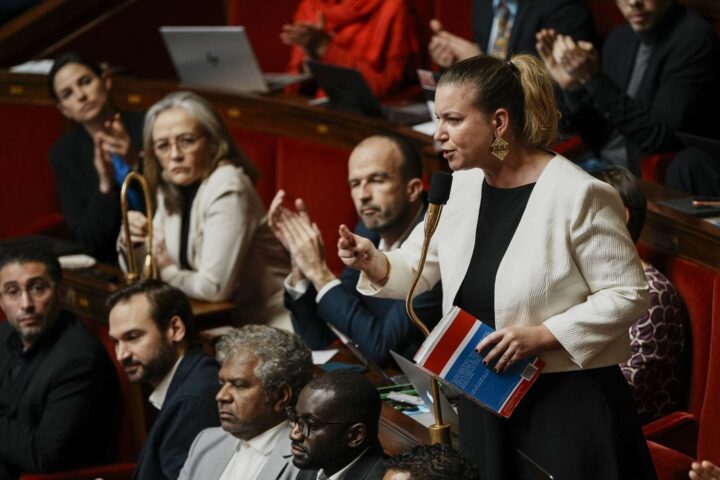 La France insoumise saisit le Conseil constitutionnel contre la loi sur l'accès aux réseaux sociaux pour les moins de 15 ans