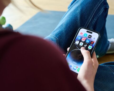 La France interdit les réseaux sociaux aux moins de 15 ans, mais les adolescents contournent déjà la loi