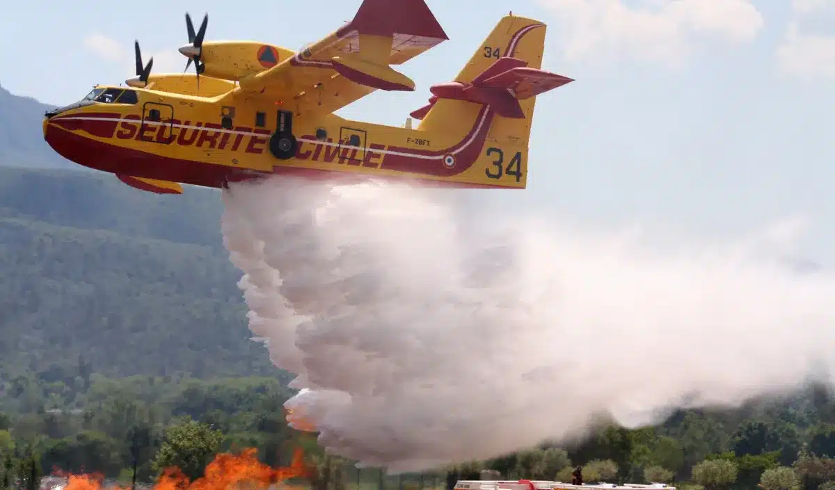 « La France pressée : les raisons du retard de livraison des Canadair commandés par l'UE jusqu'en 2032 et leur coût réel »