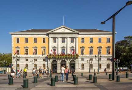 La mairie d'Annecy accusée d'avoir caché une affaire de viol en achetant des exemplaires de L'Essor Savoyard