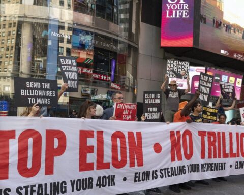 La montée des critiques contre les milliardaires en plein retour de Donald Trump