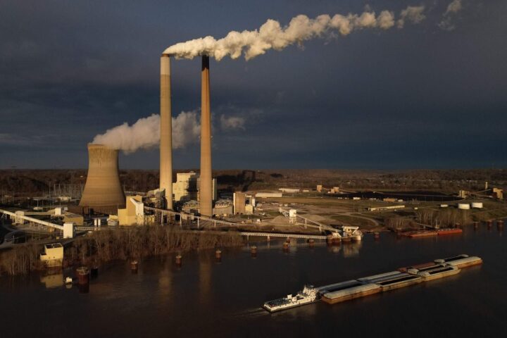 La production mondiale d’électricité à partir du charbon augmente face aux crises énergétiques