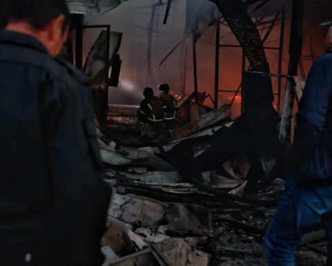 La Russie bombarde l'Ukraine, faisant au moins huit morts, Zelensky relance son appel pour des fournitures de défense aérienne