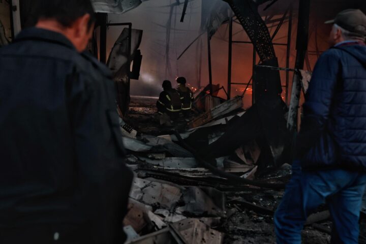 La Russie bombarde l'Ukraine, faisant au moins huit morts, Zelensky relance son appel pour des fournitures de défense aérienne