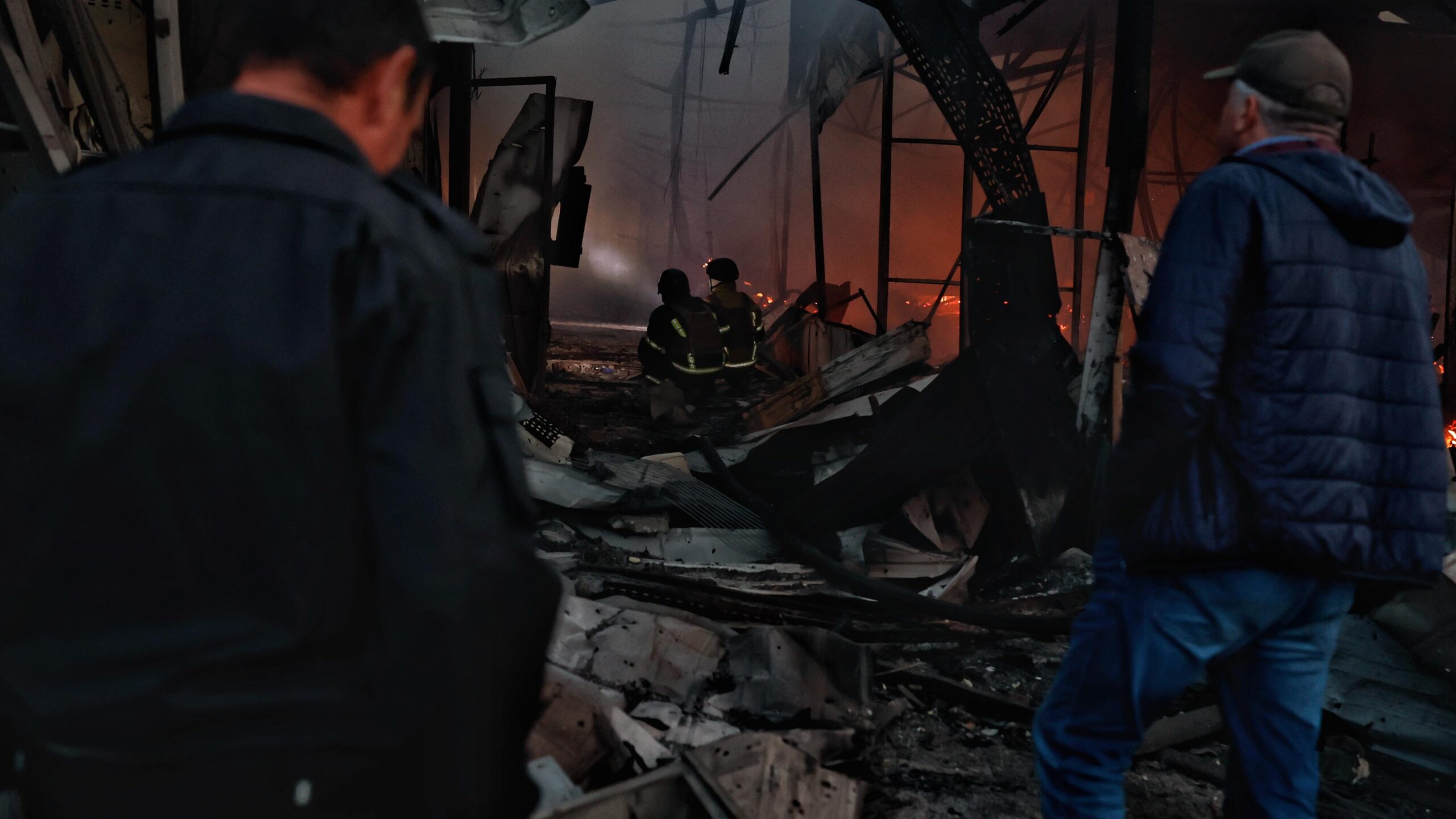 La Russie bombarde l'Ukraine, faisant au moins huit morts, Zelensky relance son appel pour des fournitures de défense aérienne