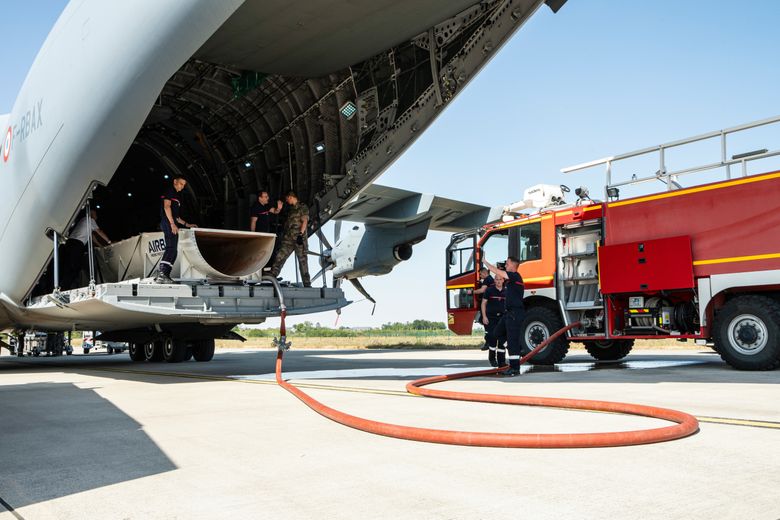 L'armée française déploie un seul A400M bombardier d'eau pour lutter contre les incendies en Gironde