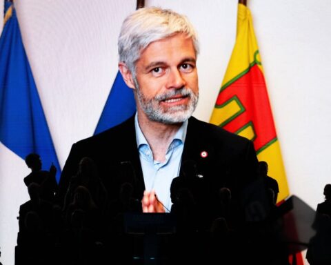Laurent Wauquiez soutient Édouard Philippe et appelle Bruno Retailleau à se retirer