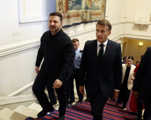 Le Kremlin critique le sommet à Paris pour l'Ukraine, accueilli par Emmanuel Macron et Volodymyr Zelensky