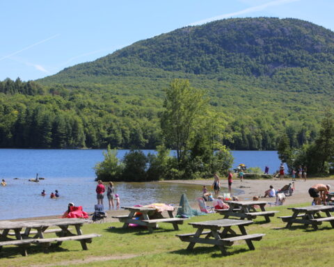 Le livre sur les vacances révèle leur importance pour le bien-être des Français