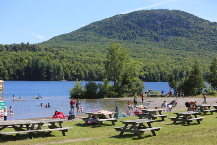 Le livre sur les vacances révèle leur importance pour le bien-être des Français