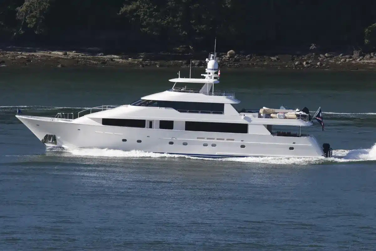 Le superyacht de Poutine refait surface au Danemark après trois ans d'absence : quelles sont les implications de cette réapparition ?