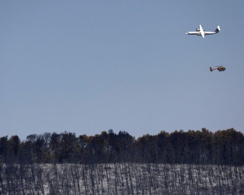 Le Var : l'incendie spectaculaire reste dangereux malgré des signes d'amélioration