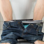 Les avantages d'uriner assis pour la santé masculine et la propreté des toilettes