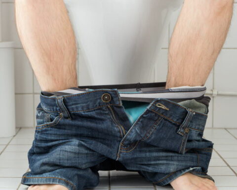 Les avantages d'uriner assis pour la santé masculine et la propreté des toilettes