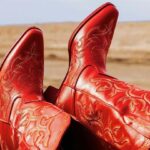 Les bottes de cow-boy gagnent en popularité auprès des célébrités masculines en France