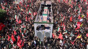 Les funérailles de Khamenei : rassemblements massifs et tensions politiques en Iran