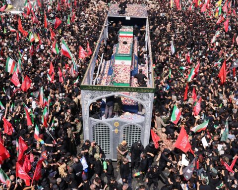 Les funérailles de Khamenei : rassemblements massifs et tensions politiques en Iran