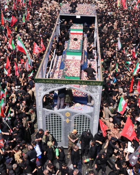 Les funérailles de Khamenei : rassemblements massifs et tensions politiques en Iran