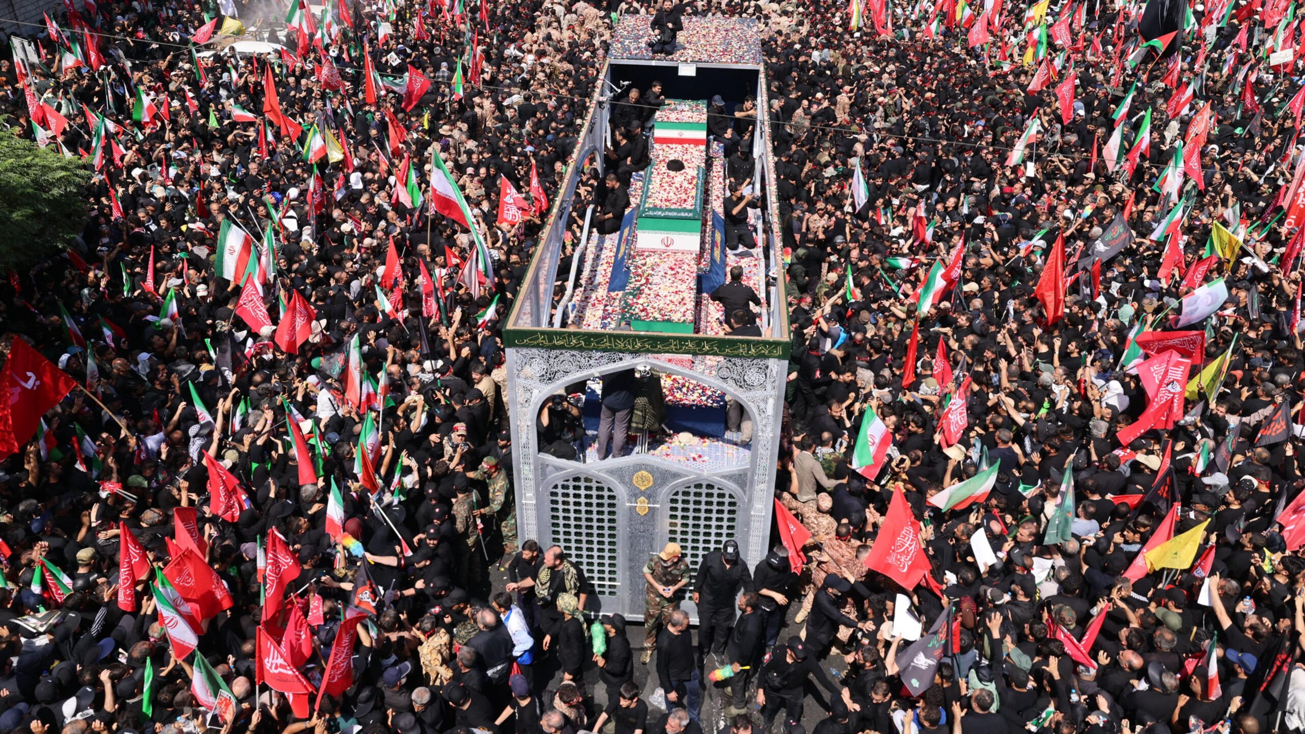Les funérailles de Khamenei : rassemblements massifs et tensions politiques en Iran