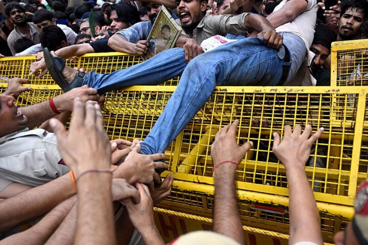 Les manifestations de masse des jeunes en Inde : la résistance du mouvement des cafards face à la répression policière
