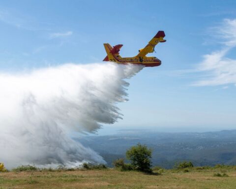 L’UE déploie quatre avions bombardiers d’eau pour soutenir les pompiers en France