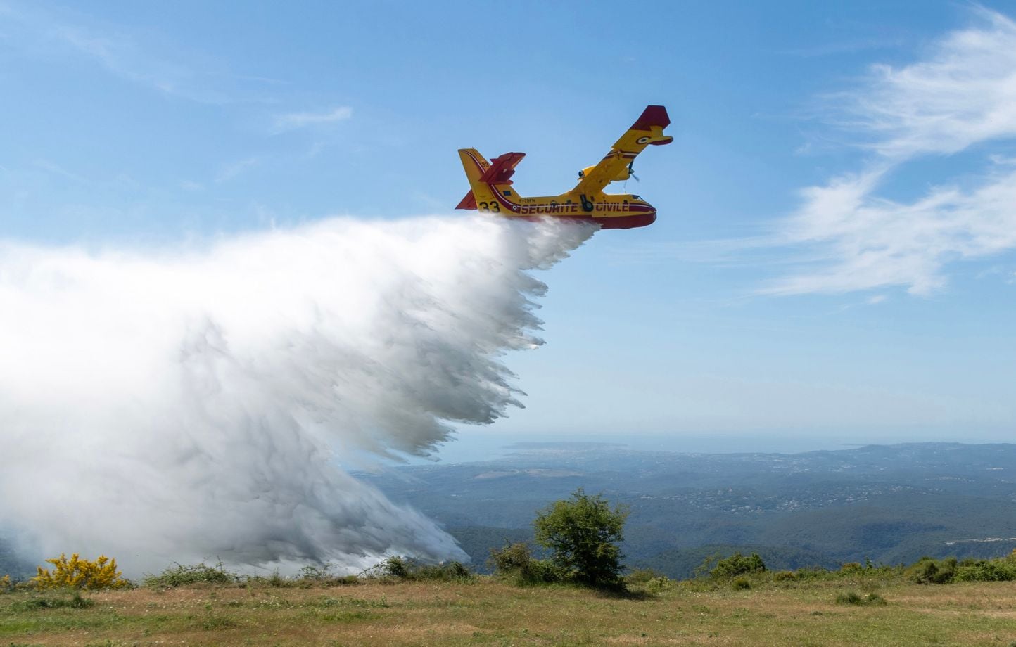L’UE déploie quatre avions bombardiers d’eau pour soutenir les pompiers en France