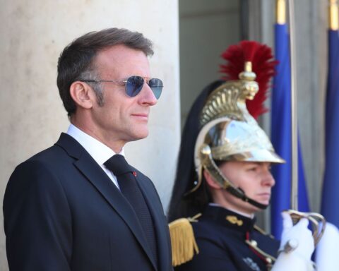 Macron met en garde contre l'optimisme des sondages sur Marine Le Pen pour 2027