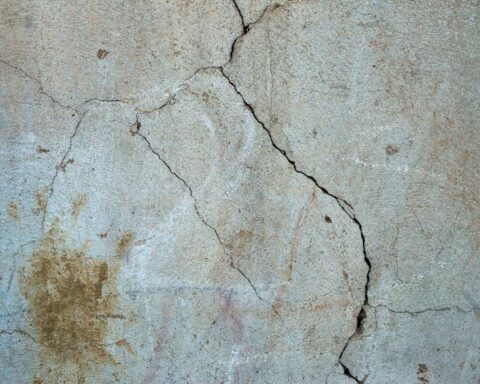 Maisons fissurées : le régime CatNat laisse les propriétaires sinistrés sans soutien.