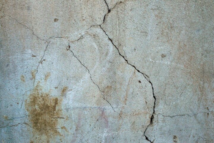 Maisons fissurées : le régime CatNat laisse les propriétaires sinistrés sans soutien.