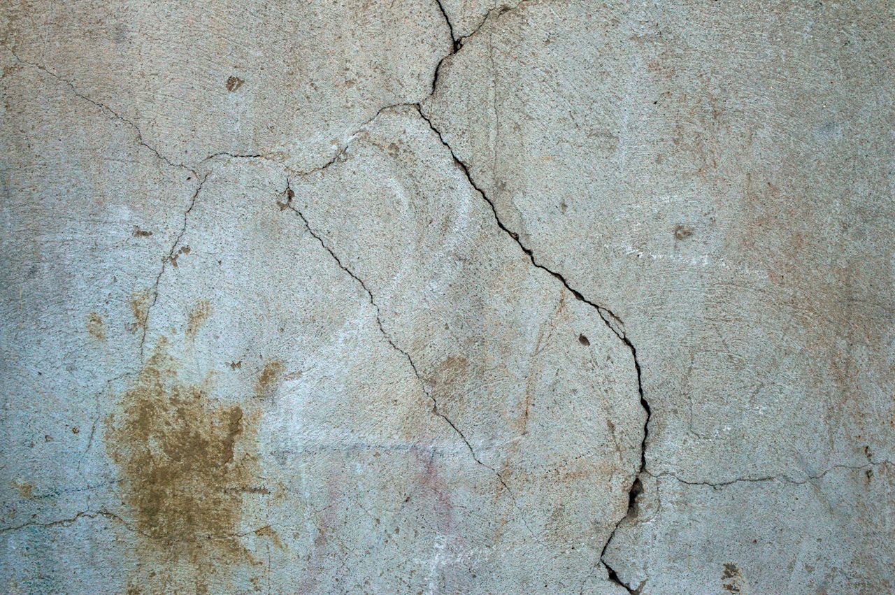 Maisons fissurées : le régime CatNat laisse les propriétaires sinistrés sans soutien.