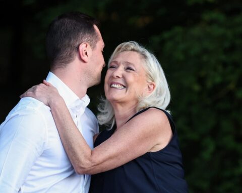 Marine Le Pen et Jordan Bardella montrent leur unité avant la décision judiciaire sur la candidature de Le Pen