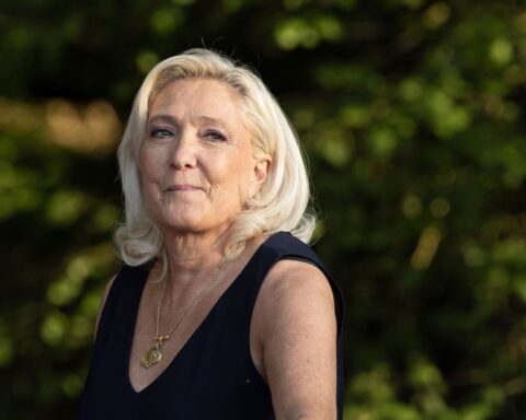 Marine Le Pen évoque le « Chant des partisans » lors d'un banquet à Liévin