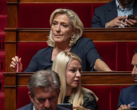 Marine Le Pen juge impossible de mener sa campagne présidentielle avec un bracelet électronique