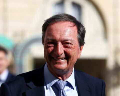 Michel-Édouard Leclerc perçu comme le candidat alternatif le plus convaincant pour 2027 selon un sondage