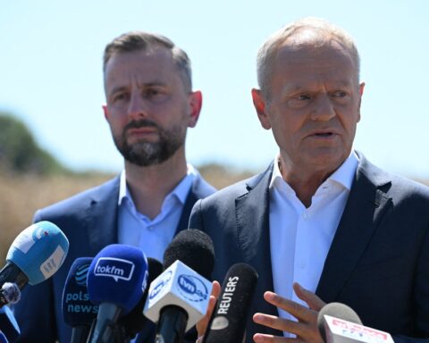 Missile russe tombe en Pologne lors d'attaques nocturnes contre l'Ukraine, Tusk informe l'OTAN