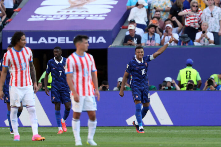 Mondial 2026 : la France triomphe face à un Paraguay coriace et affrontera le Maroc en quarts de finale.