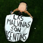 Mondial 2026 : l'Argentine affiche sa position avec la banderole "Les Malouines sont argentines" lors d'un match.