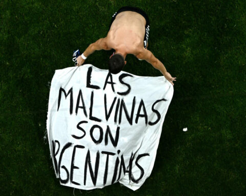 Mondial 2026 : l'Argentine affiche sa position avec la banderole "Les Malouines sont argentines" lors d'un match.