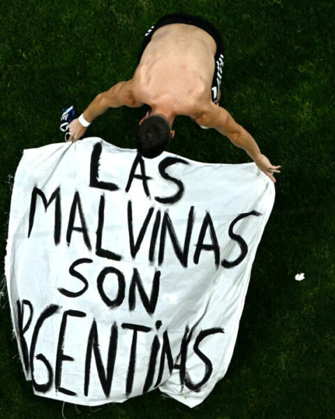 Mondial 2026 : l'Argentine affiche sa position avec la banderole "Les Malouines sont argentines" lors d'un match.
