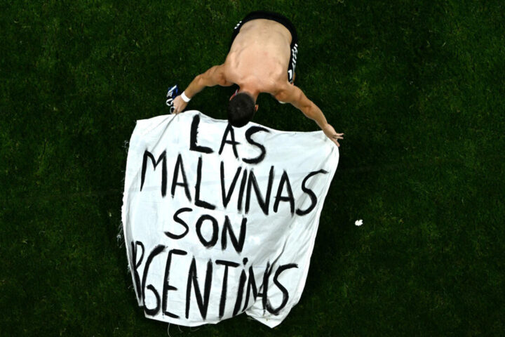 Mondial 2026 : l'Argentine affiche sa position avec la banderole "Les Malouines sont argentines" lors d'un match.