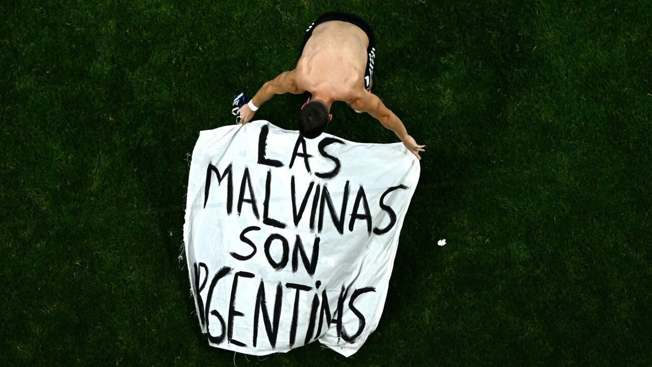 Mondial 2026 : l'Argentine affiche sa position avec la banderole "Les Malouines sont argentines" lors d'un match.