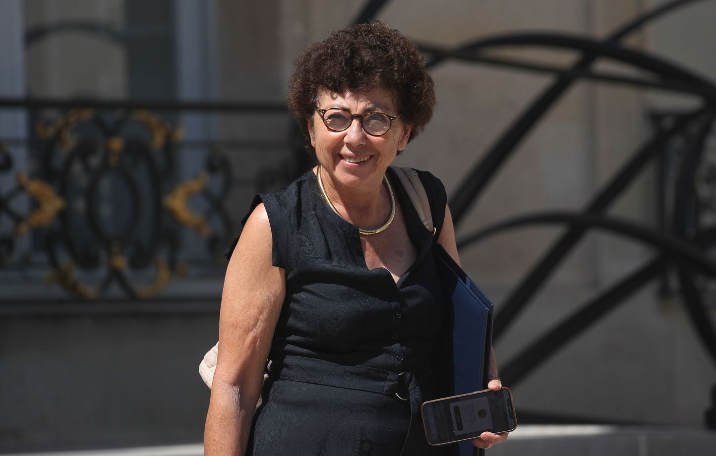 Pesticides : Monique Barbut reste ministre après avoir proposé sa démission